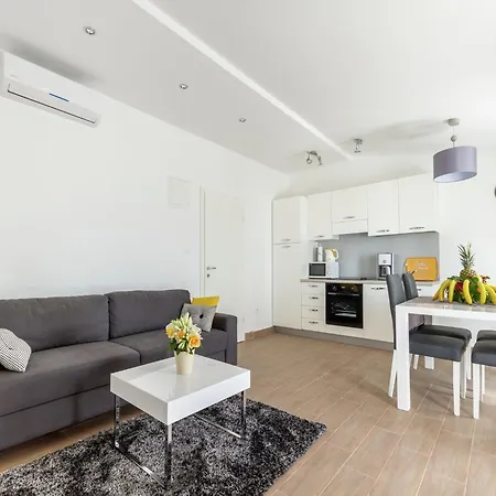 Beautiful In Between Split And Trogir Kaštel Stari